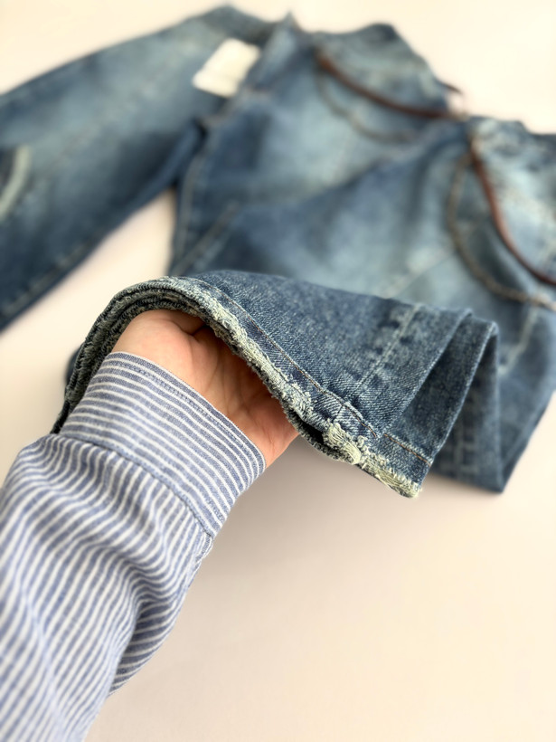 شلوارک جین بلند طرح آویز چرم و زنجیر بچگانه و نوجوان (۱)